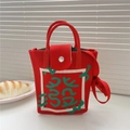 Detail der roten Stricktasche mit grünem geometrischem Muster und Metall-Druckknopf - Mittel / Rotes Abstraktes Muster (Mahjong Fa)