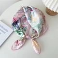 Elegante witte zijden sjaal met roze bloemen- en vlinderpatronen in een stijlvolle knoop - Roze Krijt Vlinder Bloemen (5DN)