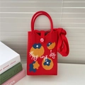 Dettaglio borsa in maglia rossa con testo Happy every day e bottone a cuore rosa - Motivo Cachi Rosso