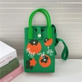 Dettaglio della borsa in maglia verde con motivo a cachi arancione e tracolla regolabile - Motivo Cachi Verde