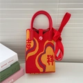 Dettaglio borsa porta cellulare in maglia rossa con ricamo e bottone a cuore - Carattere Rosso Auspicabile