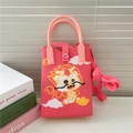 Détail du sac tricoté dragon rose avec bouton LOVE et poignée en silicone - Dragon de Bande Dessinée Rose