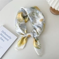 Foulard en soie à imprimé floral jaune et beige noué élégamment sur un bureau blanc - Fleur à Cœur Jaune (16DN)