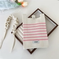Dettaglio della borsa a tracolla in maglia crema con strisce rosa e chiusura a scatto - Righe Rosa
