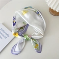 Beige zijden sjaal met paarse irissen, gele vlinders en een lavendelkleurige rand - Paarse Vlinder Bij Bloemen (18DN)
