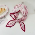 Carré de soie plissé à motif chat rouge avec bordure contrastée noué en ruban - Ligne Florale Rouge