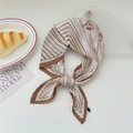 Foulard carré plissé avec motif floral marron vintage sur fond blanc ivoire - Ligne Florale Kaki