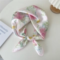 Carré de soie rose à imprimé floral et feuilles vertes avec un nœud élégant - Fleur Cœur Jaune Rose Clair (9DN)
