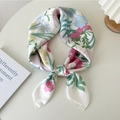 Foulard en satin de soie blanc crème avec des motifs floraux délicats roses et jaunes - Feuille Verte Floral Coloré (13)