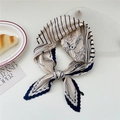 Foulard plissé élégant en soie à rayures bleu marine sur fond blanc crème - Ligne Florale Marine
