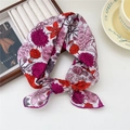Baumwolle-Leinen Schal mit roten und lila Blumen auf Weiß, elegantes Seiden-Finish - 55*55CM / 6B Blumige Pracht Lila Rand