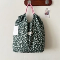 Dettaglio della borsa tote floreale in tela con manico in corda rosa ed etichetta - Piccolo Fiore Bianco Verde