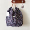 Dettaglio della borsa tote floreale in tela con manici in corda intrecciata e marchio - Piccolo Punto a Cinque Fiori Blu Marino