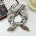 Foulard quadrato in seta grigio chiaro con stampa floreale e bordo geometrico morbido - Stampa Floreale a Inchiostro Bordo Marrone