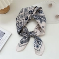 Foulard in seta avorio con stampa paisley blu navy e fiori annodato a fiocco - Paisley Loto Beige