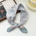 Morbido foulard in cotone grigio e blu con eleganti motivi floreali artistici e fini - Stampa Floreale a Inchiostro Bordo Blu