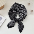 Foulard in seta bianco e nero stile francese con motivi paisley e floreali - Paisley Loto Nero