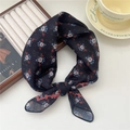 Piccolo foulard quadrato nero con delicata stampa floreale blu e bianca per decorazione - Fiore Rosso Blu Crisantemo Bianco Sfondo Nero