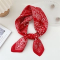 Foulard quadrato di seta rosso classico con motivi paisley bianchi per donne eleganti - Paisley Loto Rosso