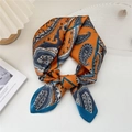 Elegante foulard in seta arancione con motivo paisley e bordo blu scuro annodato - Paisley Arancione Geometrico