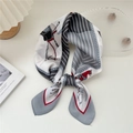 Elegante foulard in seta con stampa di cavalli e bordo rosso in stile francese - Cornice Cavallo Grigia