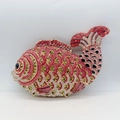 Detalle del bolso de fiesta con forma de pez y pedrería en degradado de colores - Rojo Mezclado