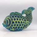 Gros plan détaillé d'une pochette en forme de poisson avec écailles en cristal - Noir Vert Multi