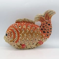 Gros plan exquis sur une pochette en forme de poisson avec strass orange et dorés sertis main - Orange Multi