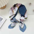 Sciarpa di seta francese con stampe equestri e strisce blu per divise da assistente di volo - Cornice Cavallo Blu