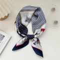 Foulard di seta stile britannico con stampa equestre e strisce blu scuro - Cornice Cavallo Blu Notte