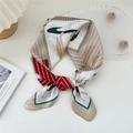 Foulard quadrato in seta stile equestre con motivo a cavallo rosso e verde su beige - Cornice Cavallo Cachi