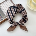 Kleiner quadratischer Schal mit Leopardenmuster und geometrischem Patchwork-Design - 1 Baumwolle - Diagonales Leoparden-Patchwork