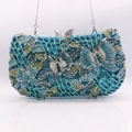 Dettaglio di pochette da sera a farfalla con cristalli blu e gialli e catena d'argento - 20*11*5cm / Blu Chiaro Multicolore