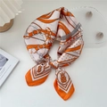 Elegante foulard in seta arancione e bianco con fibbie equestri e motivi di stemmi - Catena da Cintura Stella Arancio