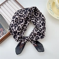 Klassischer Leinenschal mit Leopardenmuster, als Krawatte in French Lifestyle gebunden - 3 Baumwolle - Leopard Schwarzer Rand
