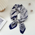 Elegante foulard quadrato in seta blu navy e bianco con motivi a catena e corone reali - Catena da Cintura Stella Blu Notte