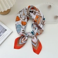 Elegante foulard in seta bianco con motivi di borse arancioni e bordo geometrico - Stampa Borsa Arancione