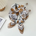 Elegante foulard quadrato avorio con stampa di borse marroni e bordi geometrici fini - Stampa Borsa Cammello