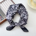 Foulard carré léger en mousseline avec imprimé léopard gris et noir et bords roulés - 6 Coton - Léopard Femelle Bord Noir