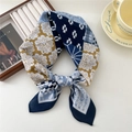 Elegante foulard quadrato in cotone e lino con stampe a margherita e fiocco blu - Floreale a Quadretti Blu Navy