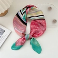 Foulard di seta geometrico multicolore con motivi paisley corallo e verde menta - Rosa Quadrato Brillante