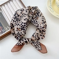 Élégant foulard en soie à imprimé léopard noué avec soin sur un bureau minimaliste chic - 7 Coton - Léopard Femelle Rose Lotus
