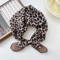 Carré de soie chic avec imprimé léopard marron et beige noué de manière élégante - 8 Coton - Léopard Givré Bord Marron