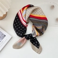 Elegante foulard in seta con motivi geometrici in nero, rosso e blu color blocking - Cachi Quadrato Brillante