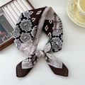 Elegante foulard in cotone e lino con stampe floreali mandala geometriche marroni e nere - Floreale a Quadretti Marrone