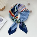Elegante foulard di seta azzurro con strisce geometriche colorate e motivi a stella - Blu Notte Quadrato Brillante