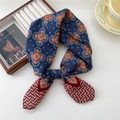 Sciarpa vintage in raso blu navy e bordeaux con motivi geometrici e finitura lucida - Griglia a Punti Blu con Cornice a Z