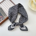 Petit carré en coton et lin imprimé léopard avec bordure géométrique noire et blanche - 11 Coton - Petit Léopard à Plusieurs Barres Bord Noir