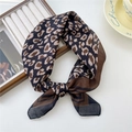 Carré de soie tendance en coton et lin imprimé léopard avec finition soyeuse et nœud chic - 13 Coton - Léopard à Grand Cadre