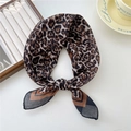 Élégant foulard en soie à imprimé léopard pour femme noué avec style sur une table - 15 Coton - Léopard à Taches Fines